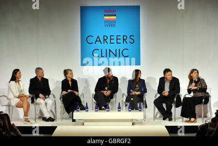 (Da sinistra a destra) Ann Rafte - MD Stephanie Churchill PR, Adrien Parry Roberts, Alison Edmond - direttore creativo/di moda Harpers Bazaar, Mark Eley - designer Eley Kishimoto, Vanessa Coyle - direttore di moda Harpers Bazaar, Richard Bradbury CBE - CEO di River Island, E la moglie del primo ministro Sarah Brown sul pannello di una clinica di carriere tenuto all'Earls Court for Graduate Fashion Week di Londra. Foto Stock