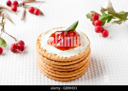 I biscotti con la crema di formaggio, confettura di fragole e mirtilli rossi intorno Foto Stock