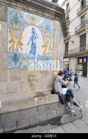 Font gotico Cucurulla street. Ceramica dipinta (1918) da Josep Aragay, Cucurulla Street, Barcellona. La Catalogna, Spagna Foto Stock