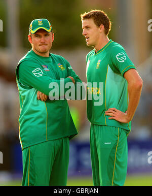 Cricket - ICC World Twenty20 Cup 2009 - Super Eights - Gruppo e - Sudafrica / India - Trent Bridge. Morne Morkel (a destra) e Graham Smith in Sudafrica durante la partita dei Super Eights di ICC World Twenty20 a Trent Bridge, Nottingham. Foto Stock