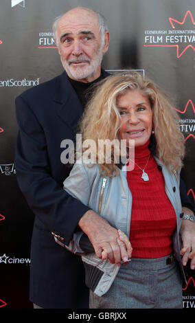 Sir Sean Connery e la moglie Micheline Roquebrune arrivano per l'Edinburgh Festival di apertura del film di gala, Away We Go, al cinema Fountain Bridge. Foto Stock