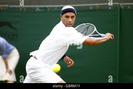 James Blake degli Stati Uniti in azione contro Andreas Seppi dell'Italia durante I Campionati di Wimbledon 2009 presso l'All England Tennis Club Foto Stock