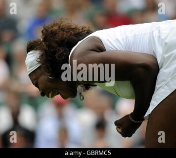 Tennis - 2009 Wimbledon Championships - Day One - The All England Lawn Tennis and Croquet Club. Serena Williams degli Stati Uniti reagisce durante i campionati di Wimbledon 2009 all'All England Lawn Tennis and Croquet Club, Wimbledon, Londra. Foto Stock