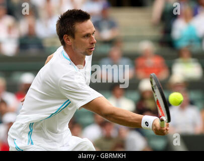 Robin Soderling in Svezia in azione contro il lussemburghese Gilles Muller durante i Campionati Wimbledon 2009 all'All England Lawn Tennis and Croquet Club, Wimbledon, Londra. Foto Stock