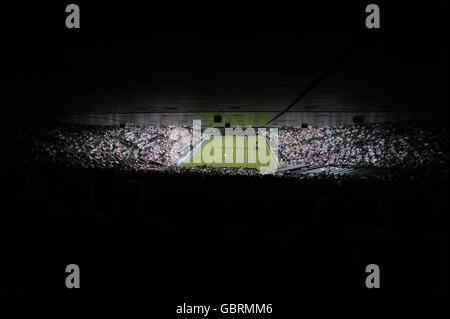 Una vista del Centre Court come il francese Julien Benneteau Serbia Novak Djokovic durante i Campionati di Wimbledon 2009 all'All England Lawn Tennis and Croquet Club, Wimbledon, Londra. Foto Stock