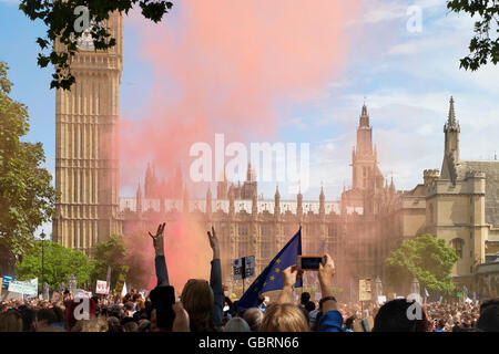 Londra, UK, 2 Luglio 2016: folle di manifestanti in marzo per l'Europa dimostrazione presso la piazza del Parlamento Foto Stock