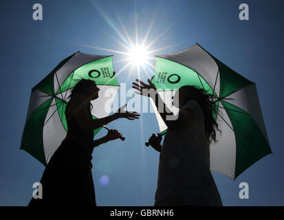 Fermare gli attivisti del Climate Chaos Alexa Jael Allen e Rosie Sullivan fuori dal Parlamento scozzese di Edimburgo, prima di fare pressioni per un obiettivo di riduzione dell’inquinamento di almeno il 40%. Foto Stock