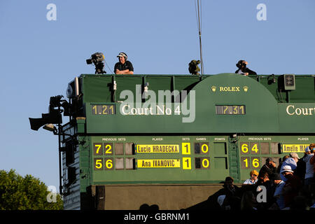 Tennis - 2009 Wimbledon Championships - Day Two - The All England Lawn Tennis and Croquet Club. Telecamere sul campo numero quattro a Wimbledon Foto Stock