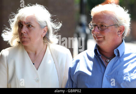 Angela e David Martin, ex vicini dell'assassino condannato Peter Tobin arrivano a Chelmsford Crown Court, Chelmsford, Essex, prima di dare le prove durante il processo di assassinio di Dinah McNicol. Foto Stock