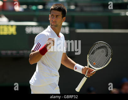 Il serbo Novak Djokovic festeggia durante la sua partita contro Simon Greul in Germania durante i Campionati Wimbledon 2009 all'All England Lawn Tennis and Croquet Club di Wimbledon, Londra. Foto Stock