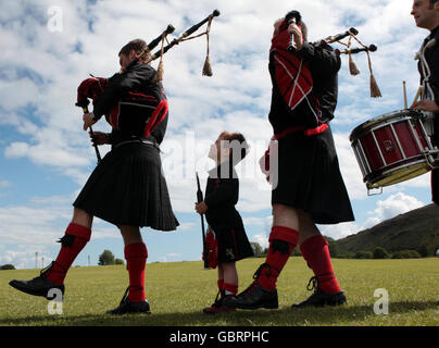 I Red Hot Chili Pipers lanciano il Gathering 2009, un festival con eventi che spaziano da Highland Games, Piping, Highland Dancing e un villaggio clan, che si terrà il 25 e 26 luglio presso l'Holyrood Park di Edimburgo. Foto Stock