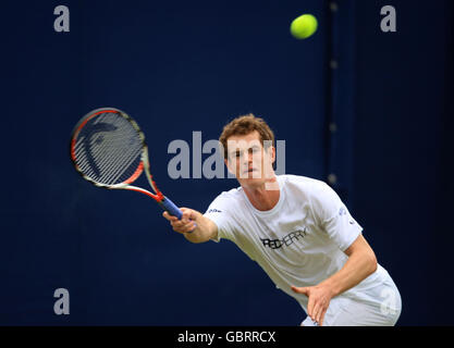 Tennis - Campionati AEGON - giorno due - il Club della Regina. Andy Murray della Gran Bretagna sui campi di pratica durante il secondo giorno dei campionati AEGON al Queen's Club di Londra. Foto Stock