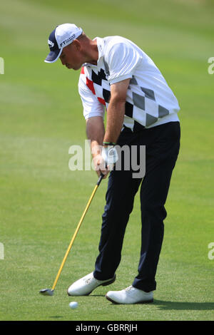 Il danese Thomas Bjorn in azione durante il primo round del Celtic Manor Wales Open Foto Stock