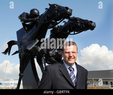 Direttore generale Jon Williams all'apertura dell'ippodromo di Ffos Las, Trimsaran. Foto Stock