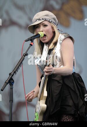 Katie White of the Ting Tings si esibisce durante il festival Isle of Wight, a Newport sull'Isola di Wight. Foto Stock