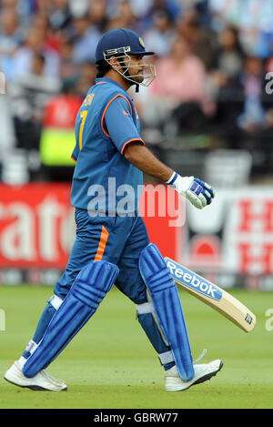 Il capitano indiano Mahendra Singh Dhoni lascia il campo deposto dopo essere stato catturato da Andre Fletcher fuori dal bowling di Dwayne Bravo durante la partita ICC World Twenty20 Super Eights a Lord's, Londra. Foto Stock