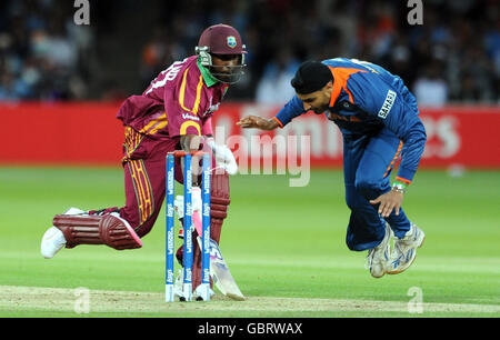 Dwayne Bravo (a sinistra) delle Indie Occidentali si scontra con Harbhajan Singh dell'India durante la partita ICC World Twenty20 Super Eights a Lord's, Londra. Foto Stock