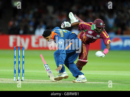 Dwayne Bravo (a sinistra) delle Indie Occidentali si scontra con Harbhajan Singh dell'India durante la partita ICC World Twenty20 Super Eights a Lord's, Londra. Foto Stock