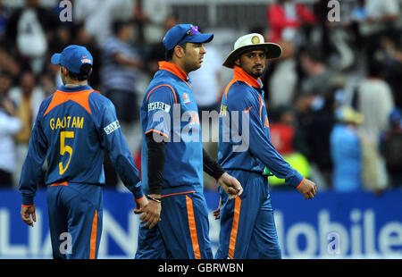 L'India Harbhajan Singh (a destra) appare sconvolta dopo aver perso nelle Indie Occidentali durante la partita dei Super Eights di ICC World Twenty20 a Lord's, Londra. Foto Stock