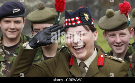 La presentatrice televisiva e l'onorario Black Watch colonnello Lorraine Kelly ride mentre ispeziona i doveri di ufficiale al saluto Royal Gun per celebrare il compleanno della Regina al Castello di Stirling in Scozia. Foto Stock