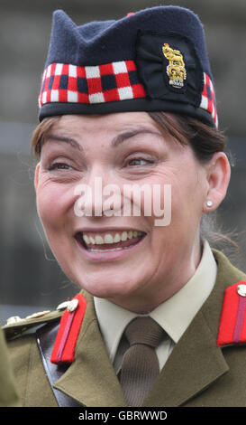 Presentatore televisivo e onorario Black Watch Colonel Lorraine Kelly ispeziona i compiti di ufficiale al Royal Gun saluto per celebrare il compleanno della Regina al Castello di Stirling in Scozia. Foto Stock