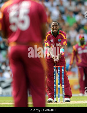 Fidel Edwards (a destra) di West Indies mostra la sua frustrazione dopo che il compagno di squadra Kiron Pollard ha perso un'opportunità di scentratura durante la partita ICC World Twenty20 Super Eights al Brit Oval di Londra. Foto Stock