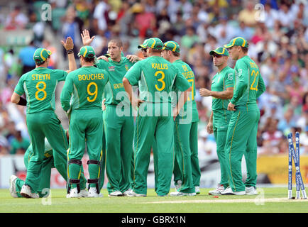 Wayne Parnell (rivolto al centro) del Sudafrica festeggia con i compagni di squadra dopo aver fatto il bowling su Andre Fletcher delle Indie Occidentali durante la partita ICC World Twenty20 Super Eights al Brit Oval di Londra. Foto Stock