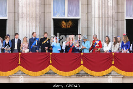 La regina Elisabetta II e il duca di Edimburgo si riuniscono con altri membri della famiglia reale sul balcone di Buckingham Palace a Londra alla conclusione dell'annuale Trooping the Color. Foto Stock