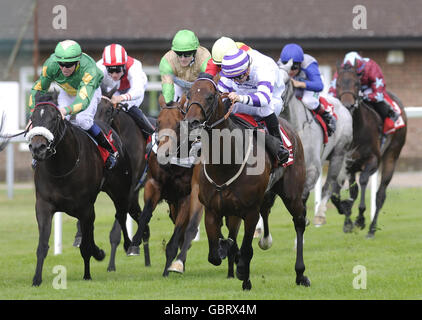 Il triplo aspetto guidato da Liam Jones (a destra) continua a vincere gli agfa Healthcare Swurry Stakes durante il Totepool Irish Day all'ippodromo di Sandown, Esher, Surrey. Foto Stock