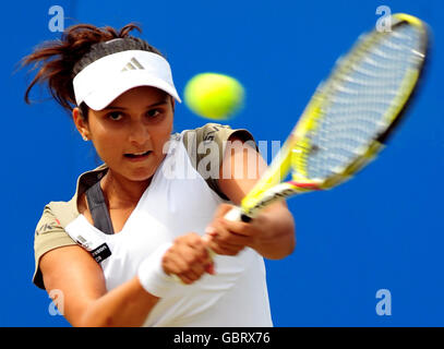 La Sania Mirza dell'India in azione contro la Magdalena Rybarikova della Slovacchia durante le semifinali del classico AEGON al Priorato di Edgbaston, Birmingham. Foto Stock