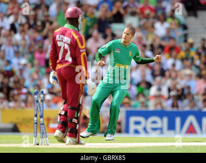 Wayne Parnell (a destra) del Sud Africa celebra il bowling di Andre Fletcher delle Indie Occidentali durante la partita ICC World Twenty20 Super Eights al Brit Oval di Londra. Foto Stock