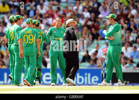 Wayne Parnell del Sud Africa festeggia il lancio del Wicket di Kiron Pollard delle Indie Occidentali durante la partita ICC World Twenty20 Super Eights al Brit Oval di Londra. Foto Stock