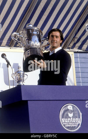 Golf - Suntory World Matchplay Championship - Wentworth. Severiano Ballesteros solleva il trofeo World Matchplay Championship dopo aver sconfitto Bernhard Langer in finale Foto Stock