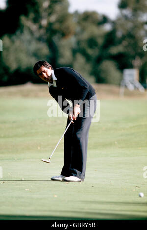 Golf - Campionato del mondo di Matchplay Suntory - Wentworth. Severiano Ballesteros rotola in un putt Foto Stock