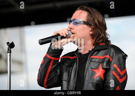 Corse ippiche - Totepool Irish Day - Sandown Park. U2UK gioca al parco di Sandown durante il giorno dell'Irlanda. Foto Stock