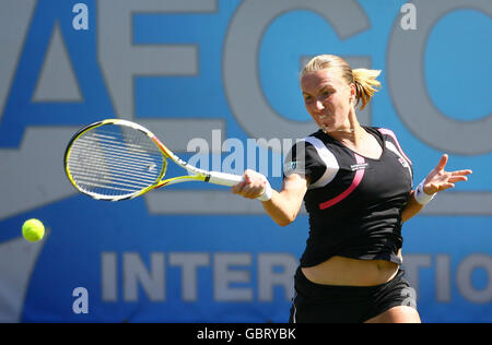 La Russia Svetlana Kuznetsova in azione contro Aleksandra Wozniak durante l'AEGON International al Devonshire Park, Eastbourne. Foto Stock