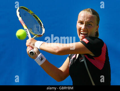Tennis - AEGON International - giorno tre - Devonshire Park. Svetlana Kuznetsova in azione contro Aleksandra Wozniak durante l'AEGON International al Devonshire Park di Eastbourne. Foto Stock