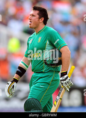 Graham Smith del Sud Africa si stacca dopo essere stato invischiato da Harbhajan Singh dell'India, catturato da Ravindra Jadeja per il 26 durante la partita ICC World Twenty20 Super Eights a Trent Bridge, Nottingham. Foto Stock