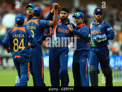 Cricket - ICC World Twenty20 Cup 2009 - Super Eights - Sudafrica / India - Trent Bridge. Harbhajan Singh in India celebra il cazzo di Graeme Smith in Sudafrica Foto Stock