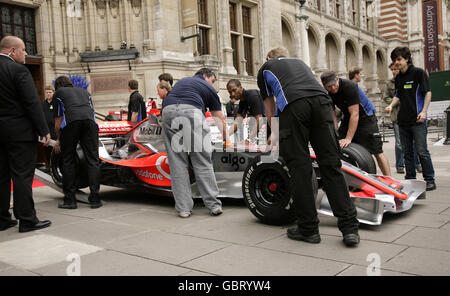 L'auto Mercedes di Formula uno McLaren di Lewis Hamilton arriva per la festa di Formula uno al V&A Museum di Kensington, a ovest di Londra. Foto Stock