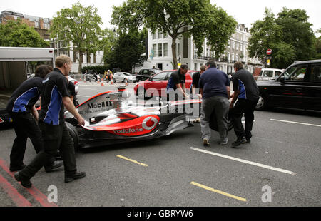 L'auto Mercedes di Formula uno McLaren di Lewis Hamilton arriva per la festa di Formula uno al V&A Museum di Kensington, a ovest di Londra. Foto Stock