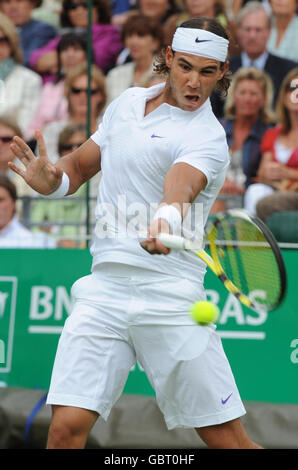 Spagna Rafael Nadal in azione contro l'australiano Lleyton Hewitt al BNP Paribas Fortis Tennis Classic all'Hurlingham Club di Londra. Foto Stock