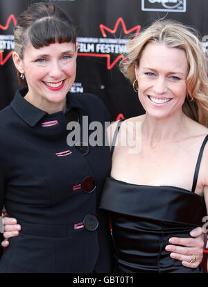 Robin Wright Penn, a destra e Rebecca Miller, a sinistra, arrivano al Gala Screening al Cineworld di Edimburgo delle vite private di Pippa Lee al Festival Internazionale del Cinema di Edimburgo. Foto Stock