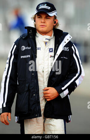 Williams' Nico Rosberg di Germania ai box durante le qualifiche a Silverstone, Northamptonshire. Foto Stock