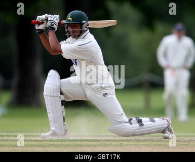 Cricket - MCC University Match - Day Three - Oxford UCCE v Nottinghamshire - The Parks. Akhil Patel di Nottinghamshire colpisce Foto Stock