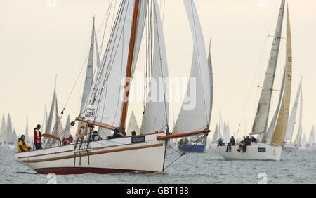 Polly Agatha, una Bristol Pilot Cutter (a sinistra), esce dalla linea di partenza con venti leggeri mentre competono nel corso della JP Morgan Asset Management Round The Island Race, Isola di Wight. Foto Stock