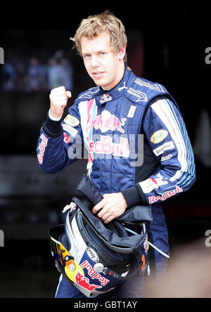 Sebastian Vettel, Red Bull, festeggia il suo Pole Position durante le qualifiche a Silverstone, Northamptonshire. Foto Stock