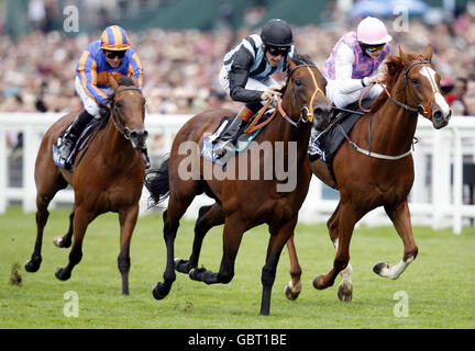 Big Audio guidato da Richard Hughes (cappello nero) vince il Chesham Stakes durante il quinto giorno del Royal Ascot all'ippodromo di Ascot, Berkshire. Foto Stock