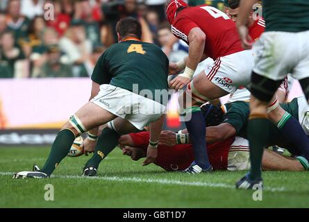 Mike Phillips dei Lions britannici e irlandesi tenta di mettere a terra il palla per una prova solo per essere bussato Sulla sua mano dai Bakkies Botha del Sud Africa (numero 4) Foto Stock