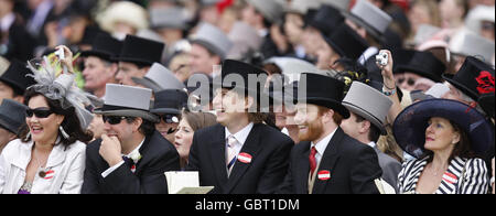 Corse di cavalli - il Royal Ascot Meeting 2009 - giorno cinque - Ascot Racecourse. Gli spettatori assistono alla prima gara il quinto giorno dell'incontro Royal Ascot presso l'ippodromo Ascot, nel Berkshire. Foto Stock